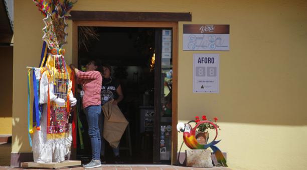Los locales de artesanías (foto) y restaurantes ya atienden al público. Foto: Patricio Terán / ÚN