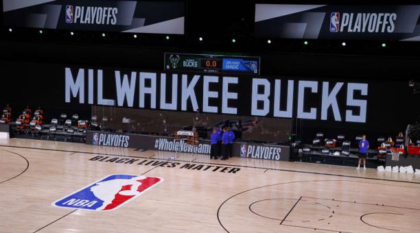 Los árbitros se ubicaron en la cancha, pero el partido entre los Milwaukee Bucks y los Orlando Magic de la NBA no se realizó como una protesta de los jugadores ante un nuevo caso de brutalidad policial y racismo en Estados Unidos. Foto: AFP
