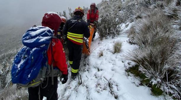 Pese a la caída de nieve y la niebla fueron rescatados tres excursionistas. Foto: cortesía Cuerpo de Bomberos