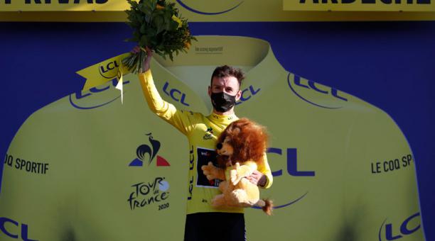 El ciclista Adam Yates, del equipo Mitchelton, con la camiseta de líder del Tour de Francia el 2 de septiembre del 2020. Foto: AFP