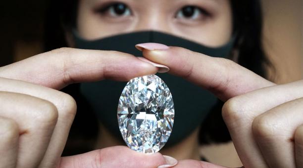 Una trabajadora de Sotheby's posa con un diamante perfecto de más de 100 quilates, que será subastado en octubre. Foto: Reuters