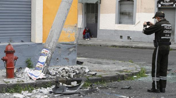 Un agente toma fotos del poste que resultó afectado luego del choque. Fotos: Eduardo Terán /ÚN