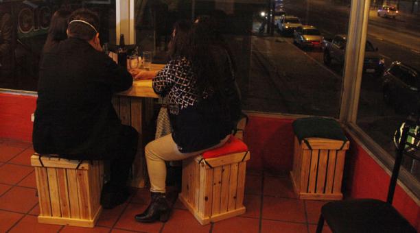 El fin de semana hubo controles. En este restaurante no hubo inconvenientes con el aforo. Foto: Galo Paguay / ÚN