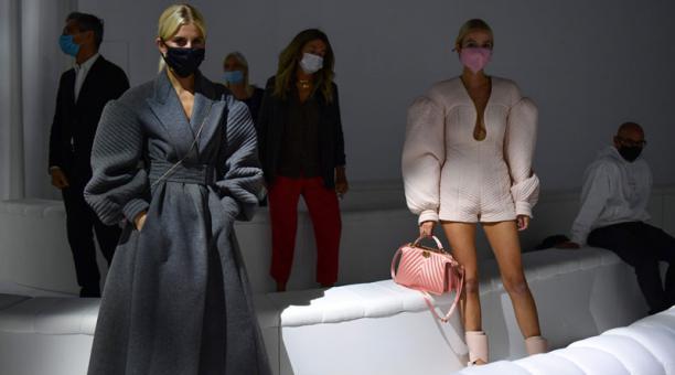 Invitados con máscaras faciales y respetando las distancias sociales asisten a la colección de Fendi Primavera / Verano 2021 durante la Semana de la Moda de Milán, el 23 de septiembre de 2020. Foto: AFP