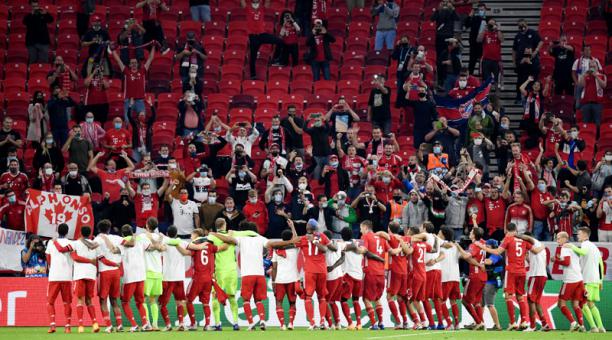 Los jugadores del Bayern Múnich celebran con hinchas tras ganar la Supercopa europea luego de vencer al Sevilla el 24 de septiembre del 2020. Foto: Reuters