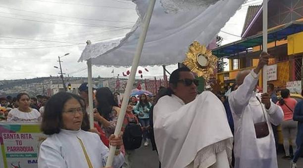 El padre Guido Bass en una pasada ceremonia del Corpus Christi en las calles de la parroquia. Foto: cortesía parroquia Santa Rita de Casia