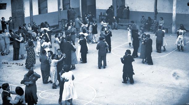 Parejas bailan pasillo en una fiesta que tuvo lugar en Loja, en 1952. Fotos: cortesía Museo del pasillo y Mario Godoy
