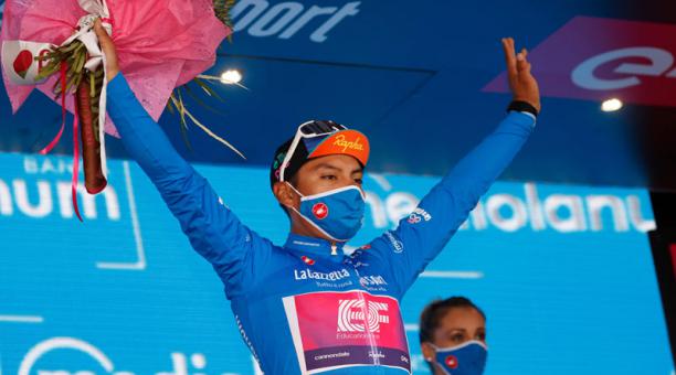 Jonathan Caicedo, en el podio del Giro de Italia como líder de la clasificación de la montaña. Foto: AFP