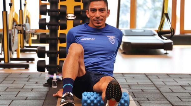 Angelito Mena relaja sus músculos durante un entrenamiento en el gimnasio de la Tricolor. Foto: cortesía Ecuafútbol