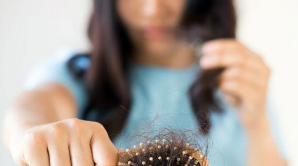 Desde el inicio de la cuarentena, las  personas han experimentado pérdida de cabello. Hay varios factores que provocan este trastorno. Foto: Ingimage
