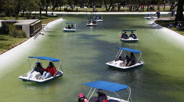 Visitantes del parque La Carolina recorrieron la laguna en botes, el 11 de octubre del 2020. Foto: Galo Paguay / ÚN