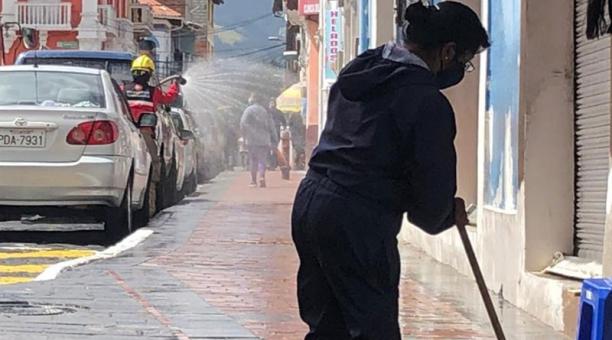 Aceras, calles y plazas del centro de Sangolquí fueron limpiadas por pobladores y funcionarios. Eduardo Terán / ÚN