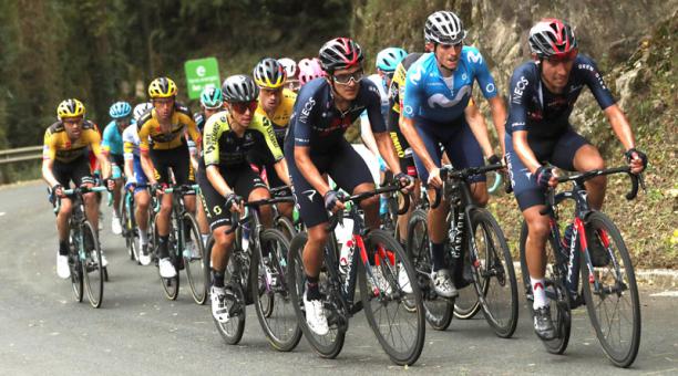 Richard Carapaz, tercero desde la derecha, en la segunda etapa del la Vuelta a España el 21 de octubre del 2020. Foto: EFE