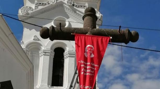 El lunes 19 de octubre del 2020 se colocaron las banderas rojas, una de ellas en la cruz de la iglesia de El Sagrario.