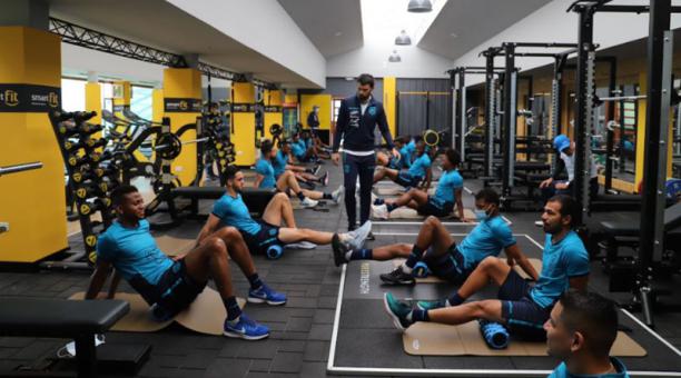 Los seleccionados de Ecuador en una práctica en el gimnasio. Foto de la cuenta Twitter @LaTri