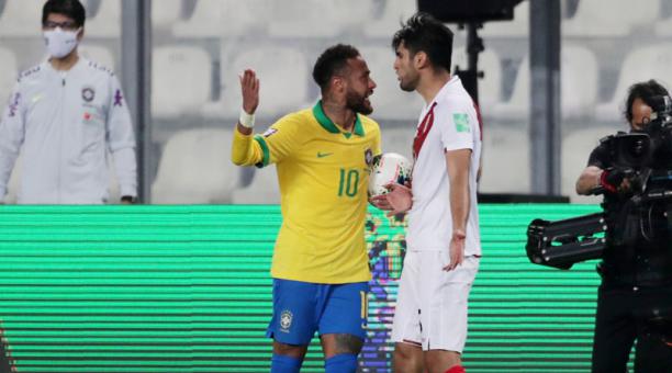 El delantero brasileño Neymar discute con el peruano Carlos Zambrano en un partido por la eliminatoria sudamericana al Mundial 2022. Foto: Reuters