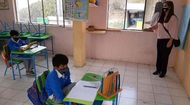 Alumnos de la Escuela Carlos Vallejo, en Yaruquí, reciben clases en el aula. Foto: cortesía de la Subsecretaría de Educación de Quito