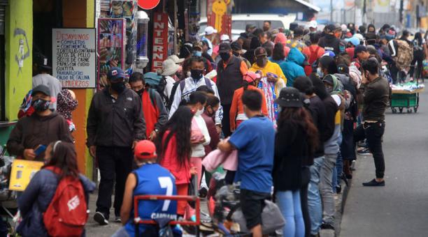 En zonas como Chillogallo se presentan aglomeraciones debido a la venta de diversos productos. Foto: Diego Pallero / ÚN