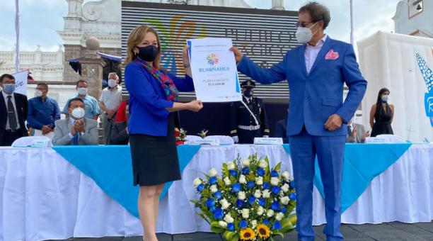 La ministra Rosi Prado entregó la declaratoria al alcalde Wilfrido Carrera. Foto: cortesía del Municipio de Rumiñahui