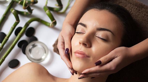 Al desmaquillarse, lavarse e hidratarse el rostro con la intención de masaje, se trabaja también en la salud y juventud de la piel
