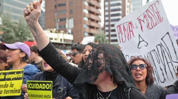 Imagen referencia sobre un plantón contra la violencia de genero en Quito, en el 2019. Foto: Archivo / ÚN