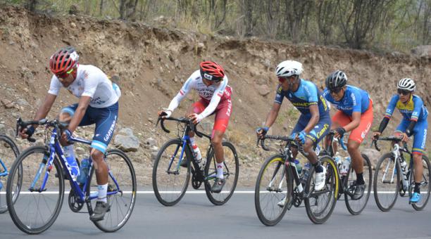 Un grupo de ciclistas en la etapa 5 de la Vuelta al Ecuador, el 27 de noviembre del 2020. Foto: comité organizador
