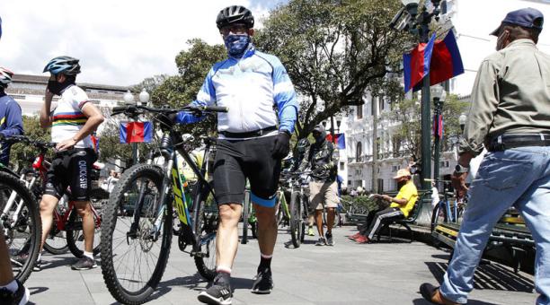 Ciclistas visitaron la Plaza Grande ayer, en un recorrido turístico guiado. Foto: Eduardo Terán / ÚN