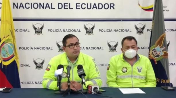 Jorge Hadathy (d.), jefe de la PJ en Quito, informó de la detención. Se presentó evidencias, como celulares y cédulas robadas a las víctimas. Foto: cortesía de la Policía Nacional