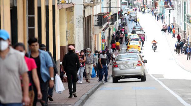 La estrechez de las aceras en la calle Guayaquil no permite mantener el distanciamiento físico. Foto: Julio Estrella / ÚN