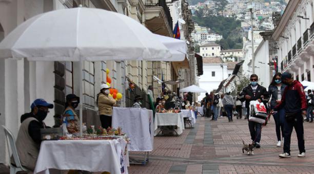 Unos 30 artesanos se ubicaron en la calle Sucre, en el centro de Quito. Foto: Julio Estrella / ÚN