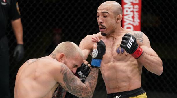 Chito Vera es golpeado por el brasileño José Aldo, en la lona de Las Vegas. Foto: Twitter de la UFC