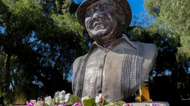 Vista del busto del cantautor mexicano Armando Manzanero, quien falleció por complicaciones de la covid-19 el 28 de diciembre del 2020. Foto: EFE