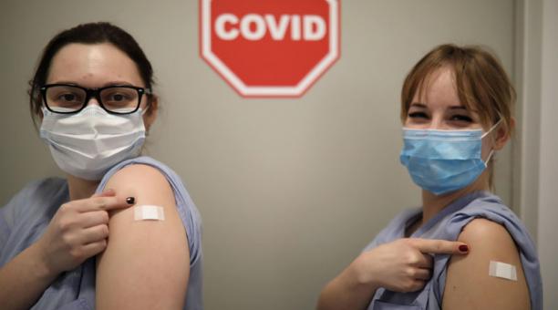 Poco a poco las personas se empiezan a vacunar en varias partes del mundo. Foto: EFE