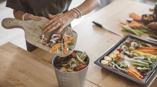 Planifique las cenas o almuerzos familiares de fin de año para evitar desperdicios. El compostaje es una opción para dar una segunda vida a los orgánicos.