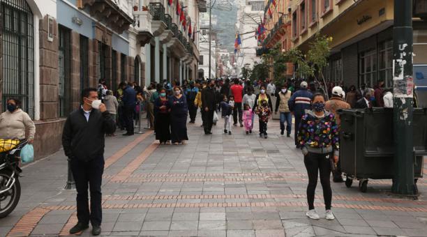 No se ven vallas de protección en la Chile y Guayaquil. Esto facilita el movimiento comercial y turístico. Foto: Diego Pallero / ÚN