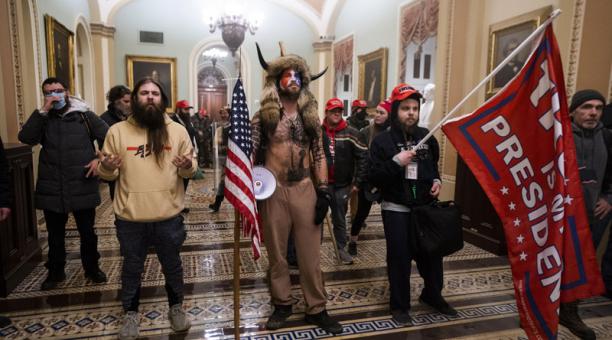 Partidarios del presidente de los Estados Unidos, Donald Trump, después de que violaron la seguridad del Capitolio de los Estados Unidos en Washington, DC, Estados Unidos, el 6 de enero de 2021. Foto: EFE