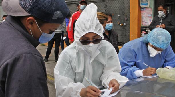 En Quito, el Municipio realiza brigadas de salud y realiza pruebas rápidas a los vecinos en los barrios. Foto: Eduardo Terán / ÚN