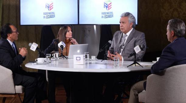 De izquierda a derecha están Jorge Ñacato (periodista), Caridad Vela, Lenín Moreno y J. Zevallos. Foto: cortesía de la Presidencia de la República