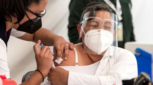 Solo los gobiernos del mundo podrán importar la vacuna contra el covid. La imagen corresponde a México. Foto: EFE