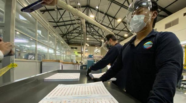 Ayer se mostraron las papeletas en el IGM. Foto: Patricio Terán/ EL COMERCIO