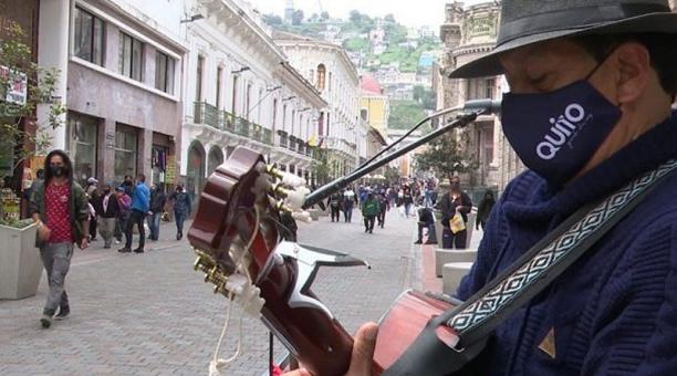 Uno de los artistas en la calle García Moreno. Foto: cortesía Municipio de Quito