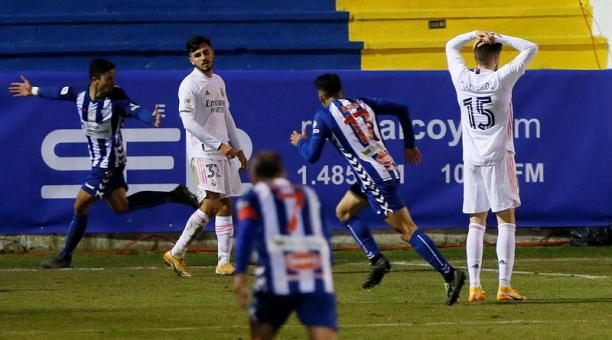 Los jugadores del Alcoyano celebran el gol de Juanan Casanova, segundo del equipo ante el Real Madrid, el 20 de enero del 2021. Foto: EFE