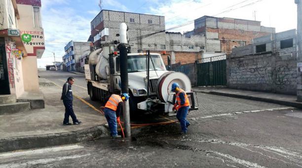 El Municipio apoya con maquinaria pesada. Foto: Cortesía del Municipio de Quito