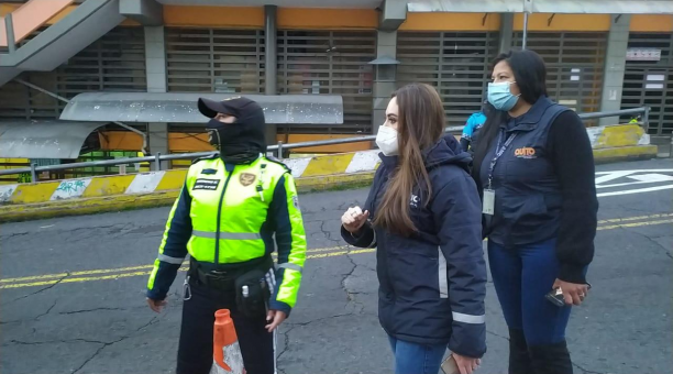 Agentes municipales desarrollaron el operativo en El Tejar. Foto: Cortesía del Municipio de Quito