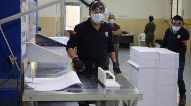 En el Instituto Geográfico Militar se imprimen las papeletas con las que los ecuatorianos  votarán. Foto: archivo / ÚN