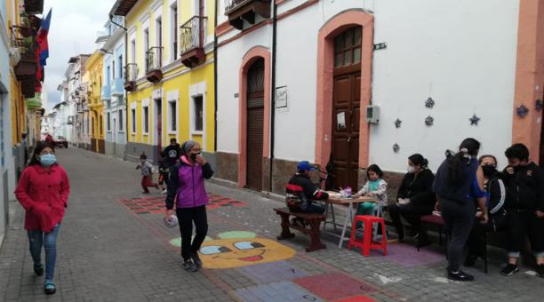 En la calle León hay una rayuela. Las mesas de trabajo están al aire libre. Foto: cortesía de Mauro Izurieta