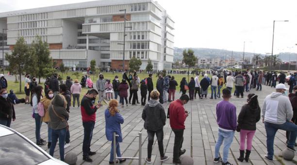 El fin de semana, en oficinas del Registro Civil de Quito hubo largas colas. Foto: Galo Paguay/ ÚN