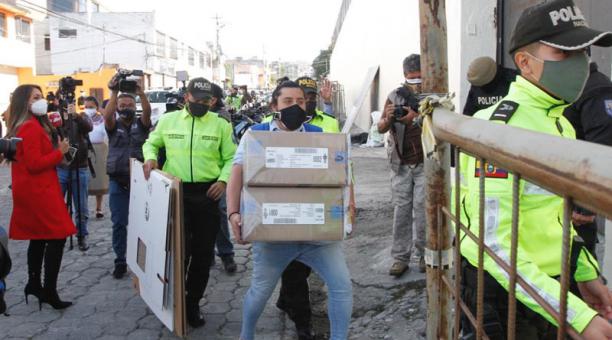 El  arribo de kits electorales al CDP de El Inca. Foto: Eduardo Terán/ ÚN