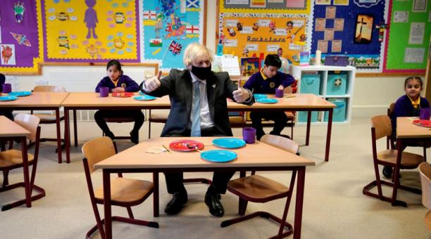 El primer ministro Boris Johnson con los niños de una escuela en Inglaterra. Fotos: Reuters