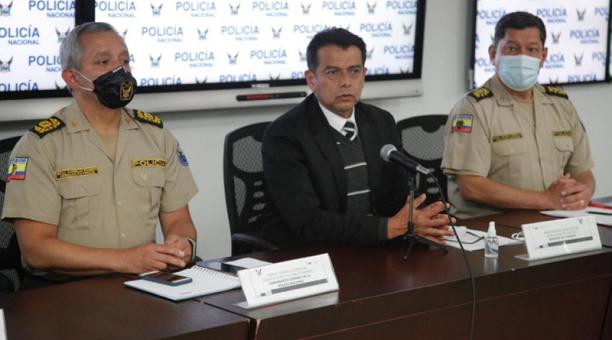El ministro Patricio Pazmiño (centro) dio la información sobre la captura de Álvaro C.